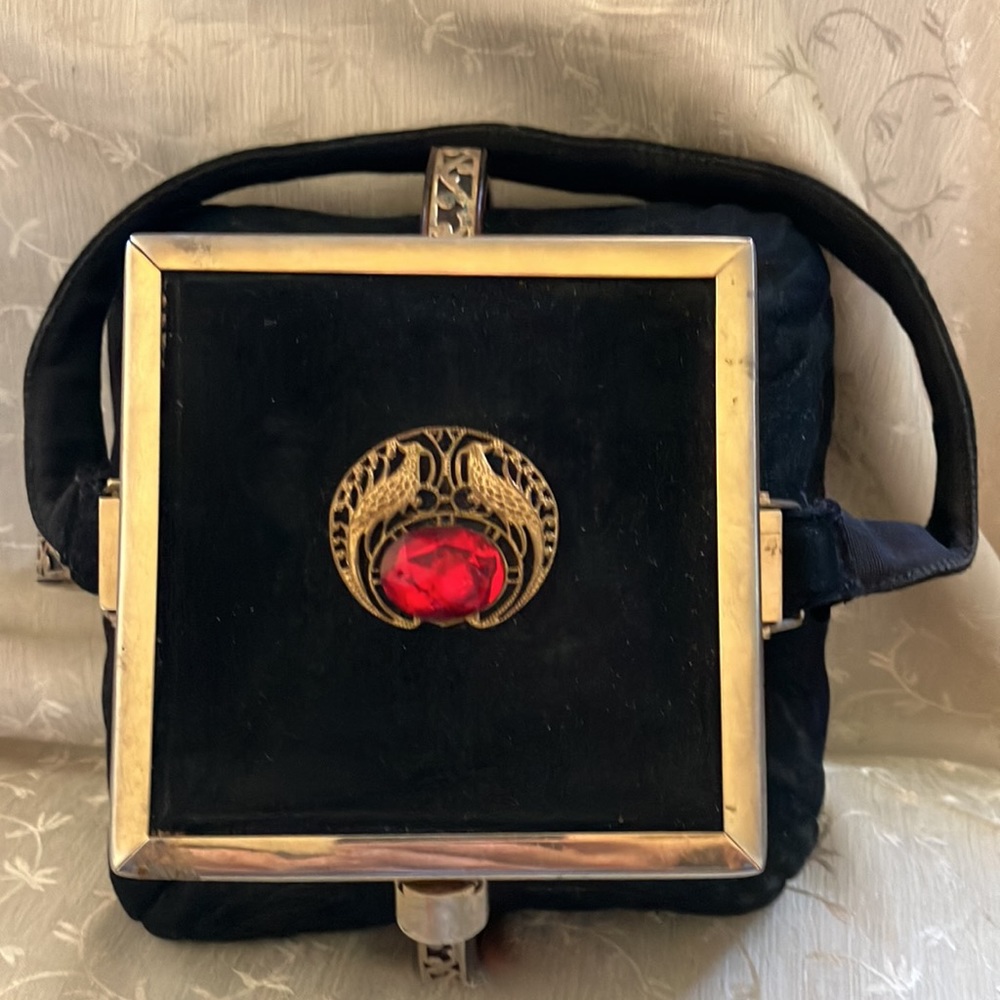 Vintage-Inspired Black Velvet Evening Bag with Gold Accents - Picture 3 of 8